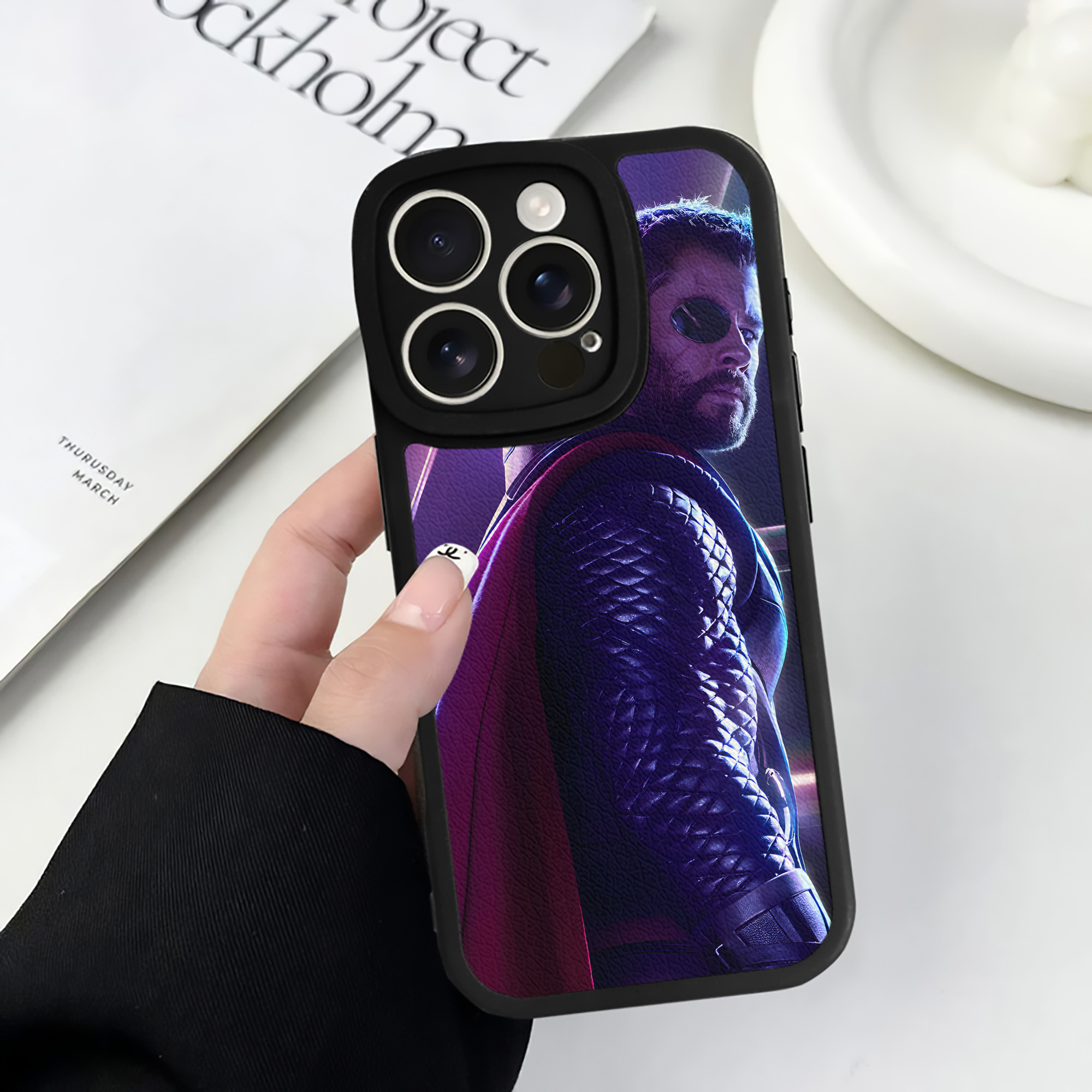 （画像用） アベンジャーズ The Avengers 【iPhone 16シリーズ対応】シリコンスマホケース（レザー調） 材質：シリコン
